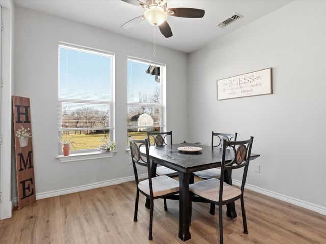 913 Carpenter Street, Azle, TX 76020