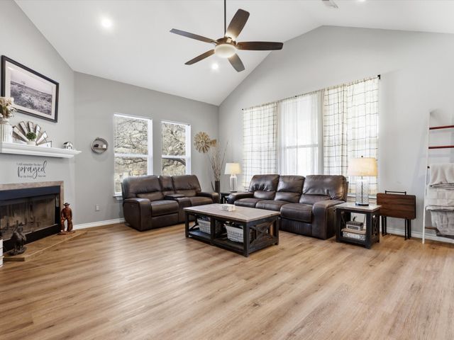 913 Carpenter Street, Azle, TX 76020