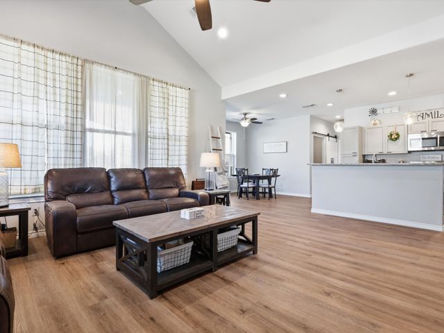 913 Carpenter Street, Azle, TX 76020