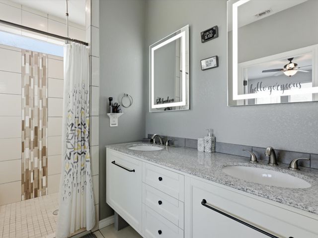 913 Carpenter Street, Azle, TX 76020