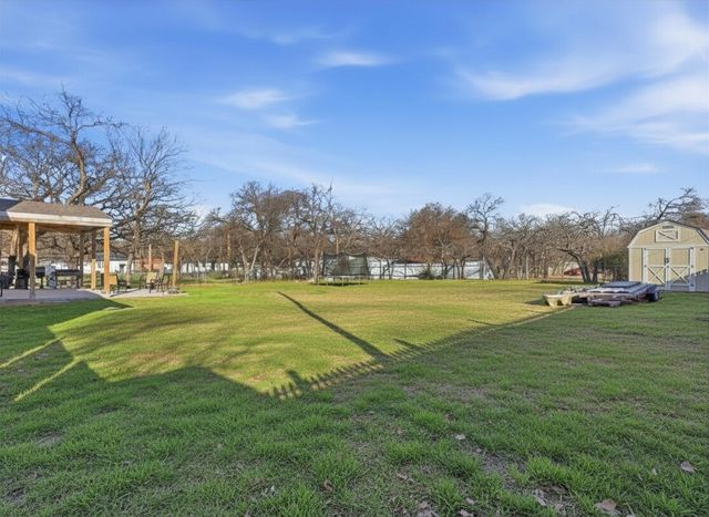 913 Carpenter Street, Azle, TX 76020