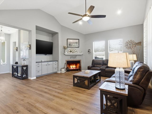 913 Carpenter Street, Azle, TX 76020