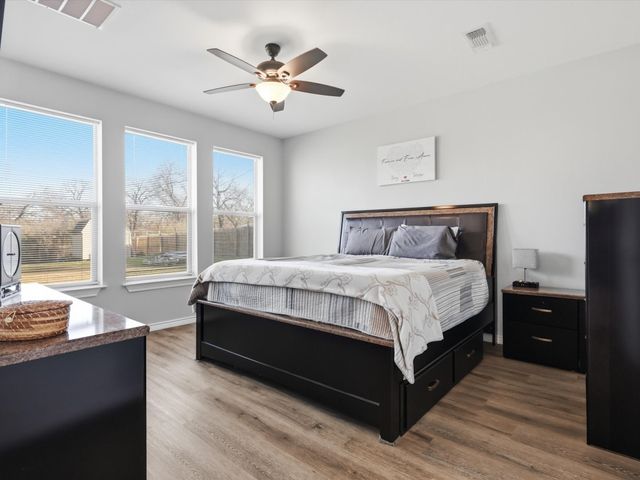 913 Carpenter Street, Azle, TX 76020