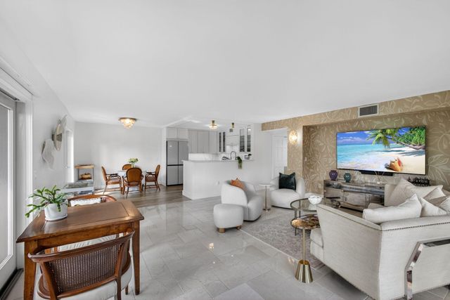 129 S Golfview Road 6, Lake Worth Beach, FL 33460