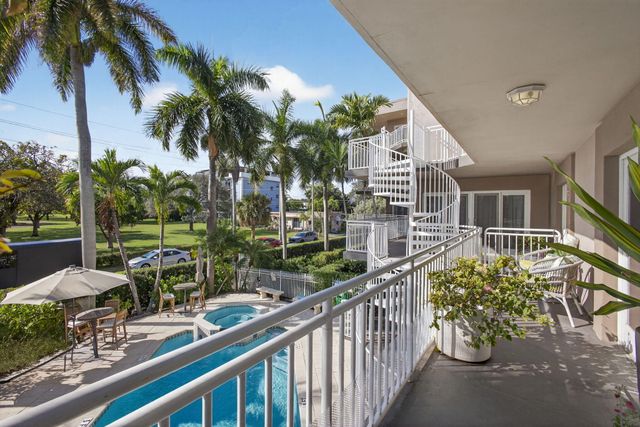 129 S Golfview Road 6, Lake Worth Beach, FL 33460