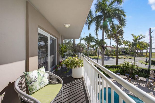 129 S Golfview Road 6, Lake Worth Beach, FL 33460
