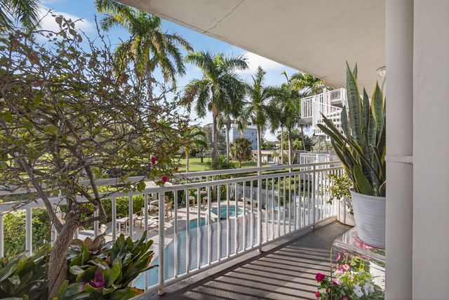 129 S Golfview Road 6, Lake Worth Beach, FL 33460