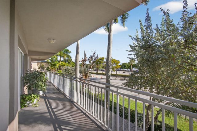 129 S Golfview Road 6, Lake Worth Beach, FL 33460