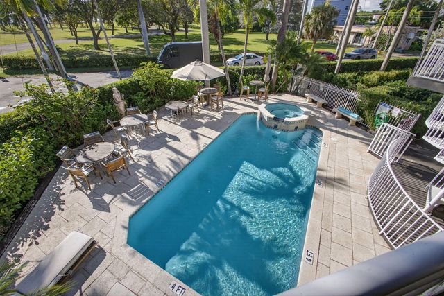 129 S Golfview Road 6, Lake Worth Beach, FL 33460