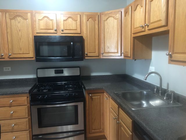 16W535 79th Street 203, Willowbrook, IL 60527