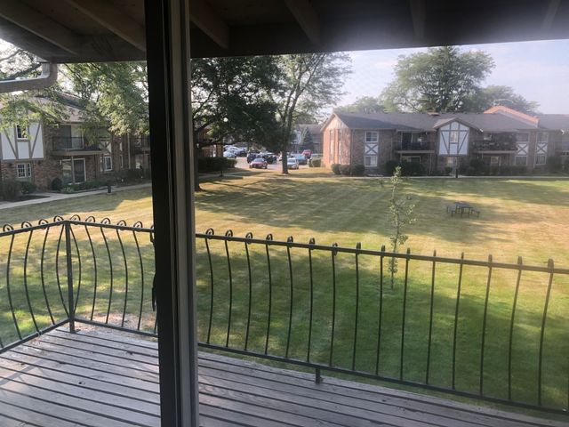 16W535 79th Street 203, Willowbrook, IL 60527