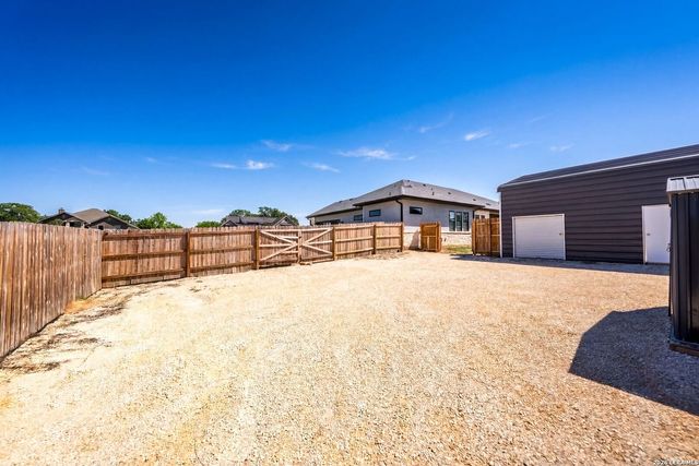 120 Western Way, Adkins, TX 78101