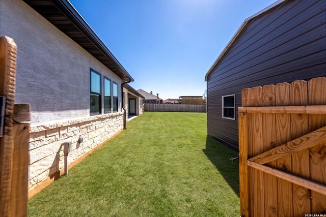 120 Western Way, Adkins, TX 78101