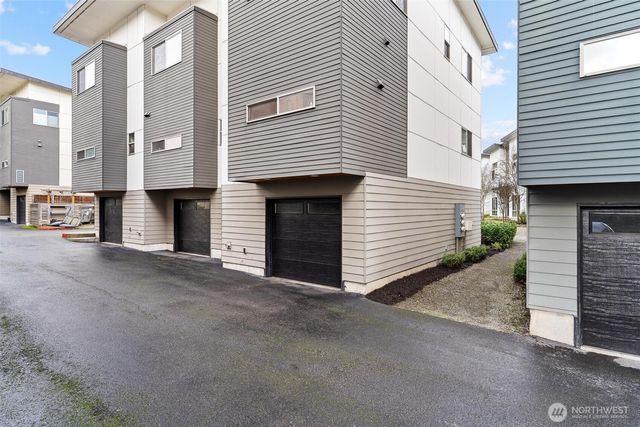 4290 S Greenbelt Station Drive, Seattle, WA 98118