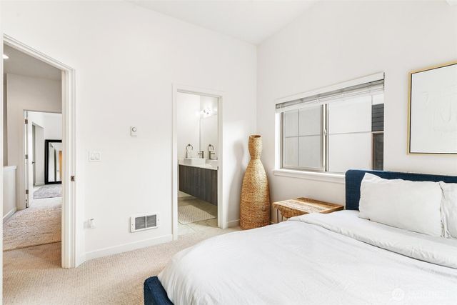 4290 S Greenbelt Station Drive, Seattle, WA 98118