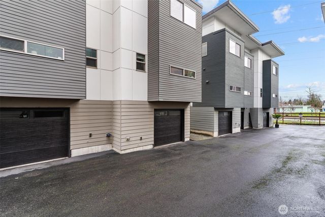 4290 S Greenbelt Station Drive, Seattle, WA 98118