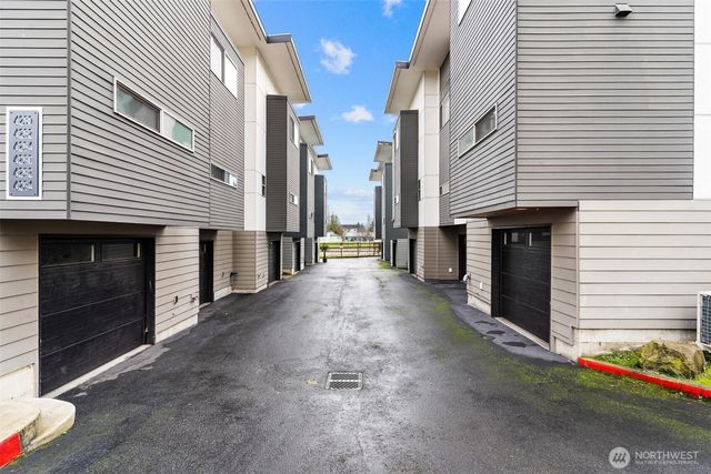 4290 S Greenbelt Station Drive, Seattle, WA 98118