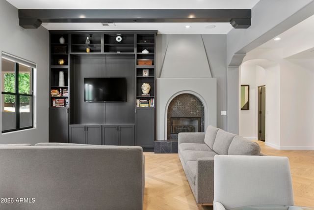 18650 N THOMPSON PEAK Parkway 1060, Scottsdale, AZ 85255
