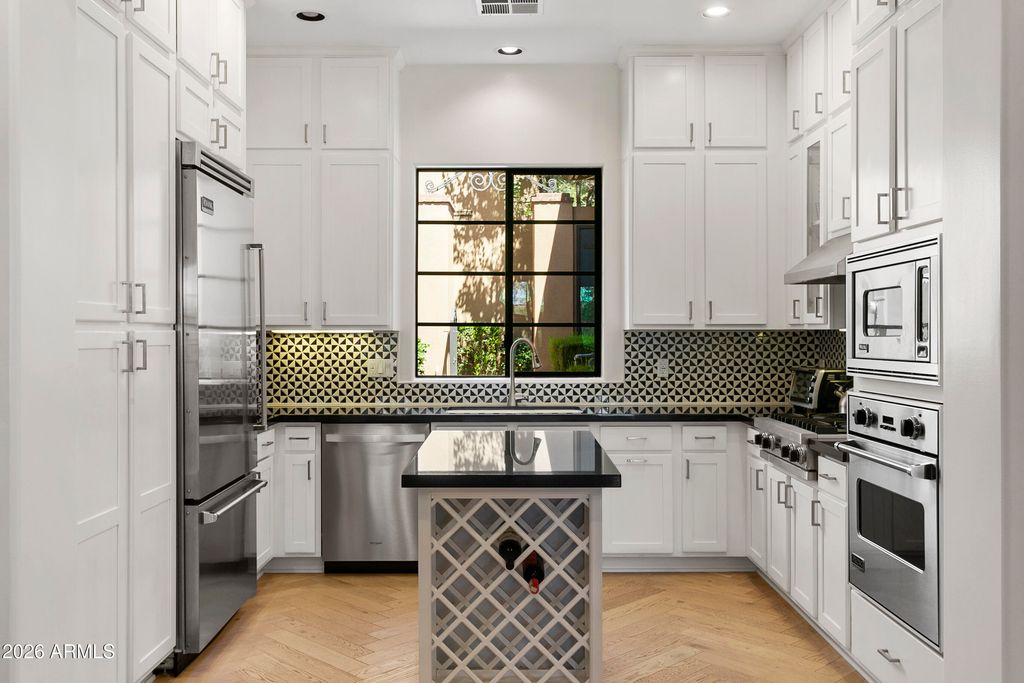 18650 N THOMPSON PEAK Parkway 1060, Scottsdale, AZ 85255
