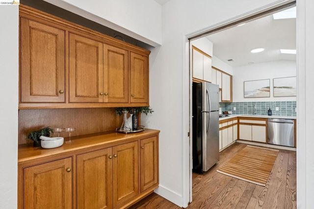 33 Valley Dr, Orinda, CA 94563