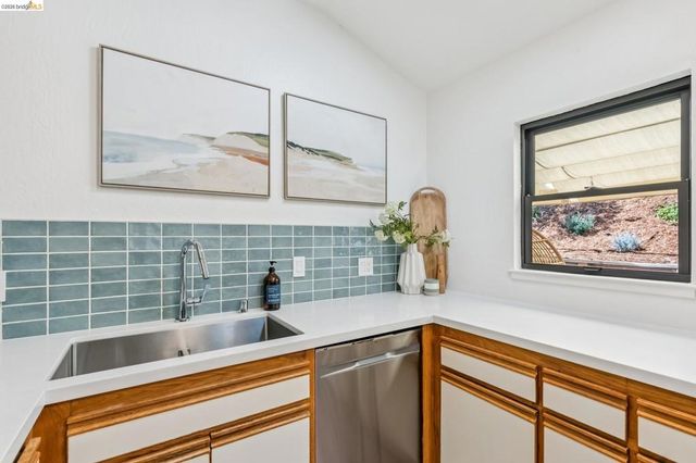 33 Valley Dr, Orinda, CA 94563