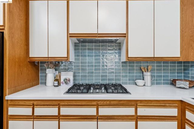 33 Valley Dr, Orinda, CA 94563