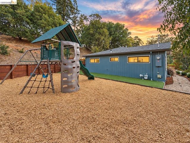 33 Valley Dr, Orinda, CA 94563