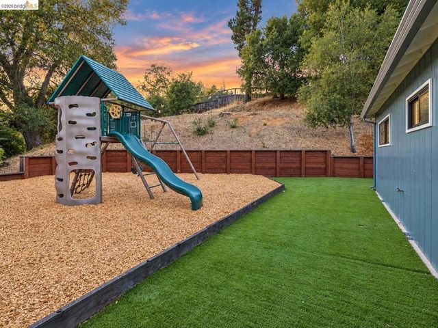 33 Valley Dr, Orinda, CA 94563