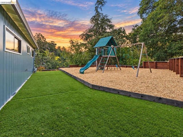 33 Valley Dr, Orinda, CA 94563