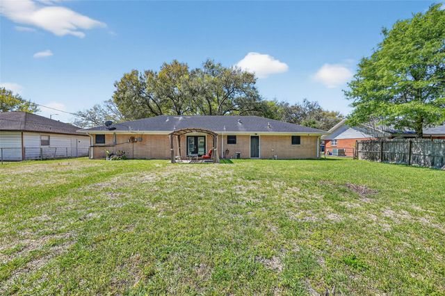 1215 Lawrence Street, Rosenberg, TX 77471