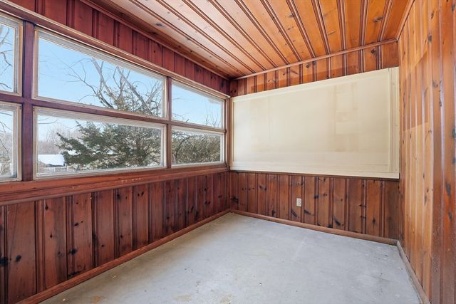 303 Kibbe Rd, East Longmeadow, MA 01028