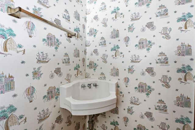 303 Kibbe Rd, East Longmeadow, MA 01028