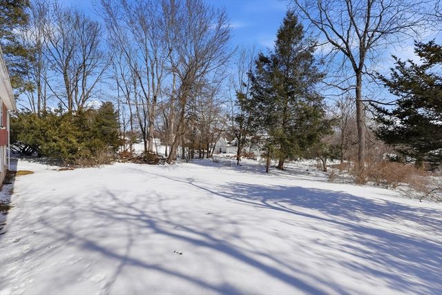 303 Kibbe Rd, East Longmeadow, MA 01028