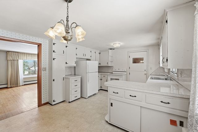 303 Kibbe Rd, East Longmeadow, MA 01028