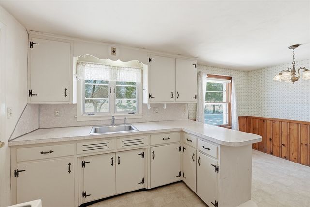 303 Kibbe Rd, East Longmeadow, MA 01028