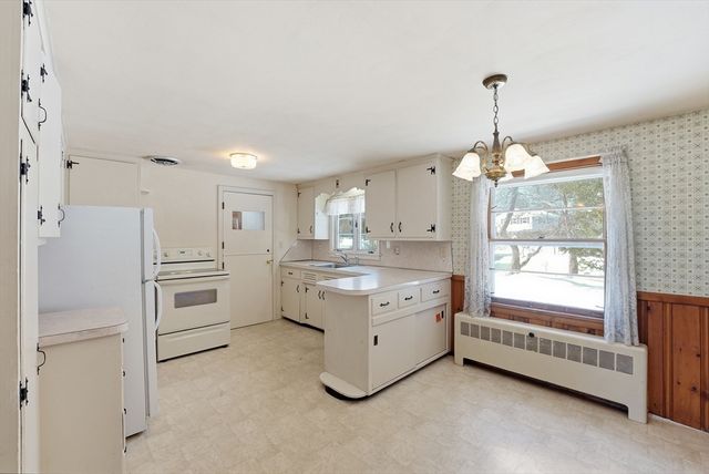 303 Kibbe Rd, East Longmeadow, MA 01028