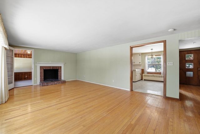 303 Kibbe Rd, East Longmeadow, MA 01028