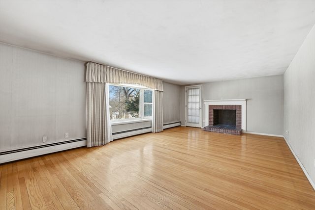 303 Kibbe Rd, East Longmeadow, MA 01028