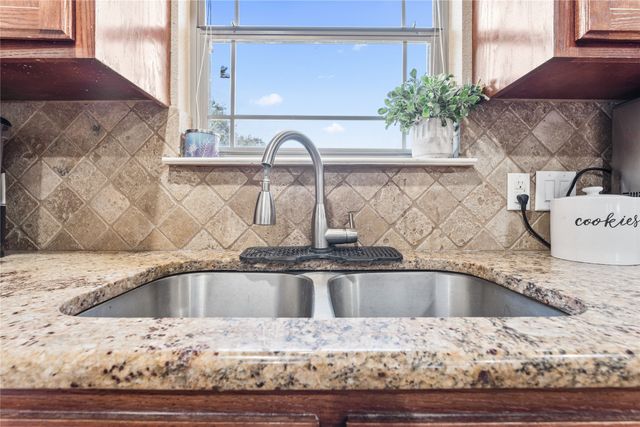 1015 S Adams Street, Mcgregor, TX 76657