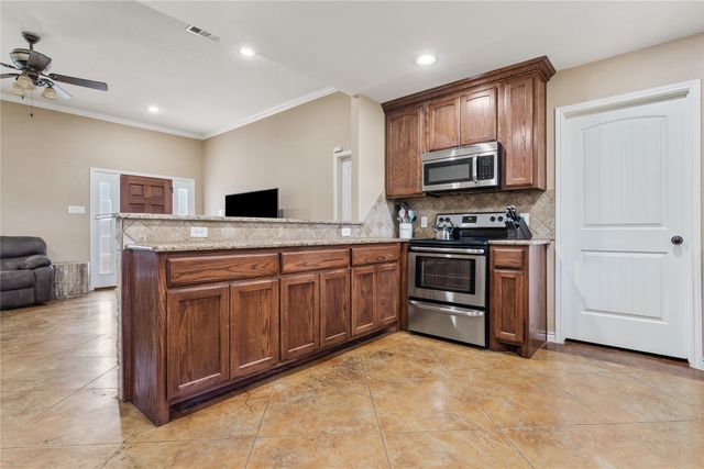 1015 S Adams Street, Mcgregor, TX 76657