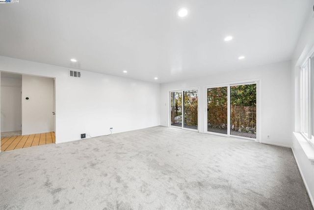 695 Mariposa Ave, Oakland, CA 94610