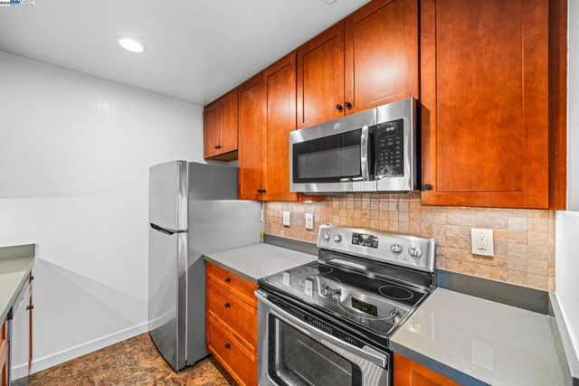 695 Mariposa Ave, Oakland, CA 94610