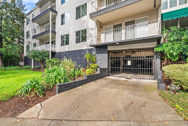 695 Mariposa Ave, Oakland, CA 94610