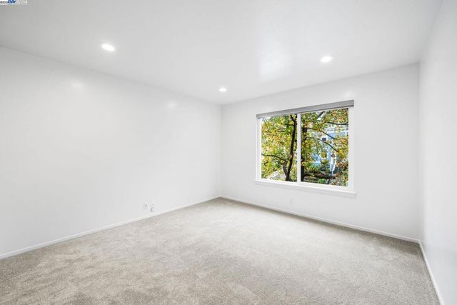 695 Mariposa Ave, Oakland, CA 94610