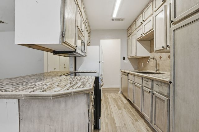 5717 Cedar Ridge Drive, Arlington, TX 76017