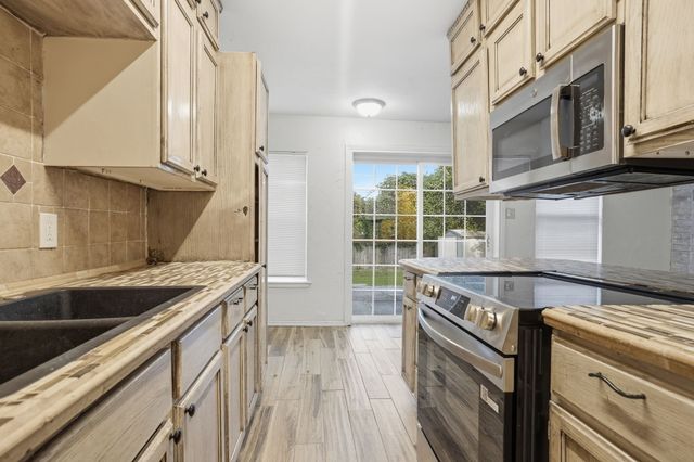 5717 Cedar Ridge Drive, Arlington, TX 76017