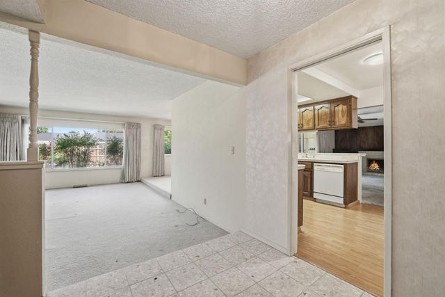 6319 Saint James Dr, Carmichael, CA 95608