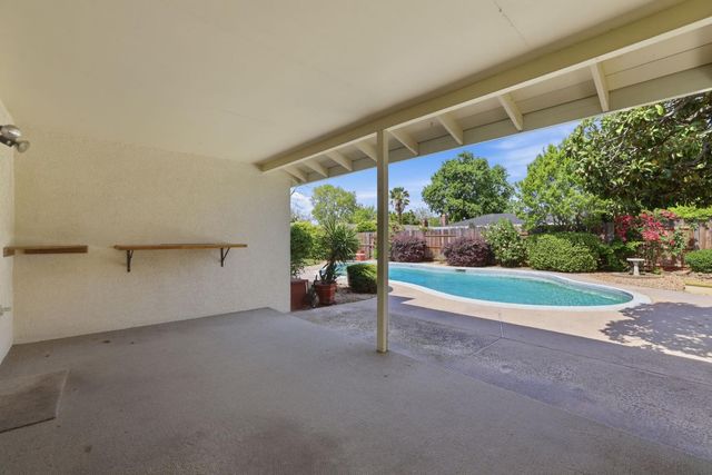 6319 Saint James Dr, Carmichael, CA 95608