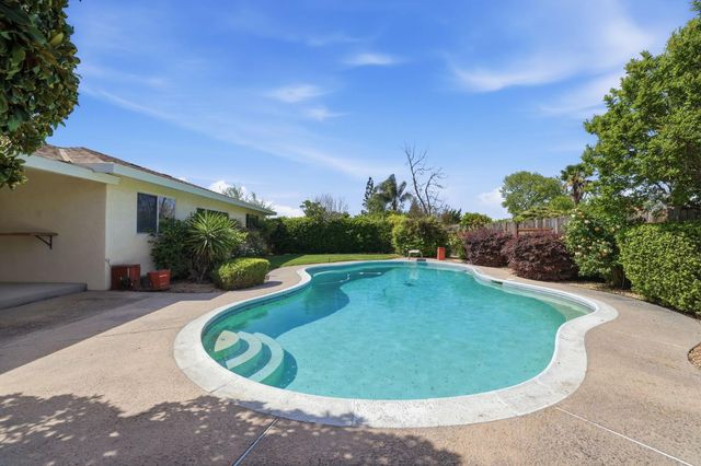 6319 Saint James Dr, Carmichael, CA 95608