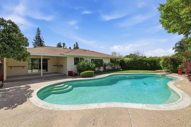 6319 Saint James Dr, Carmichael, CA 95608